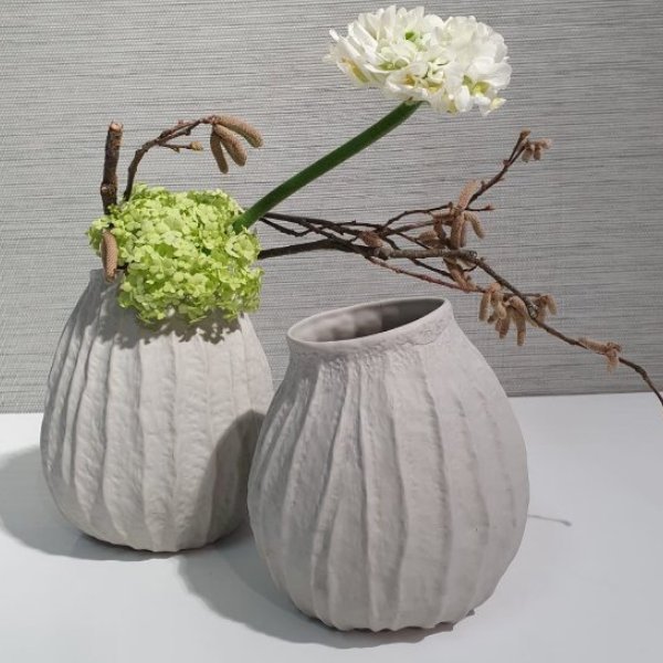 Vase aus Knochenporzellan mit Blüten der Saison Bild 1